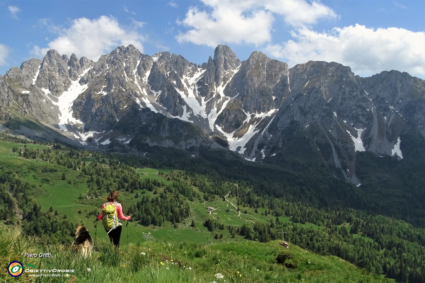 59 Scendendo a vista per ripidi pratoni alla rustica croce lignea.JPG